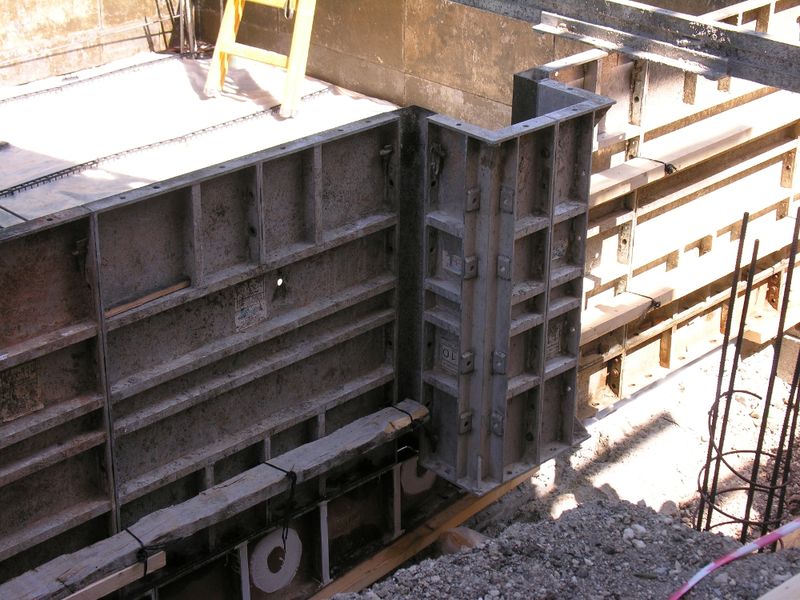 Pilaster form in a straight pool wall, seen from inside the pool