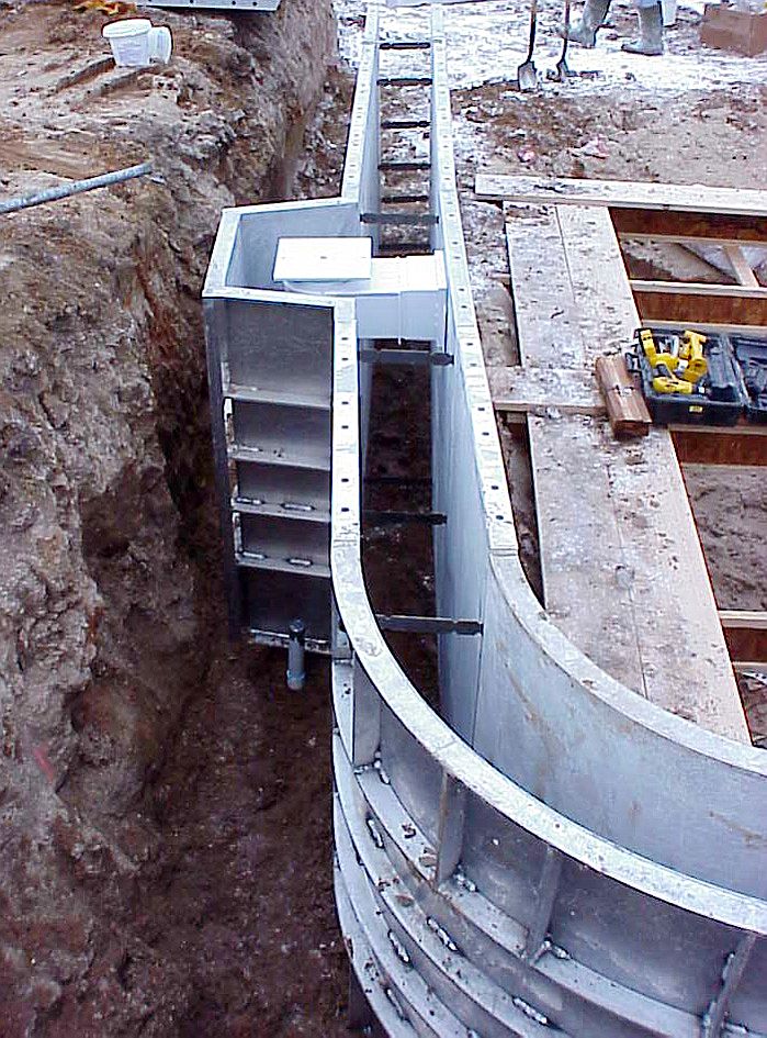 Pilaster form on a radius wall, seen from outside the pool in the over-dig