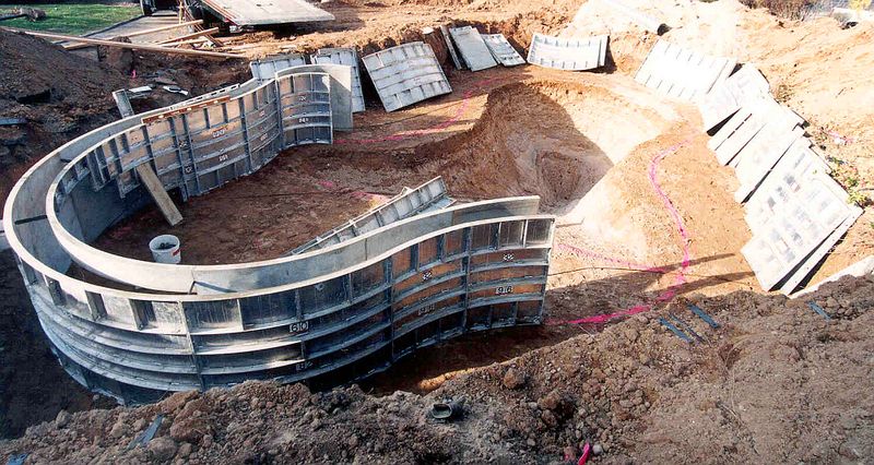 Aluminum radius forms set around a freeform pool excavation