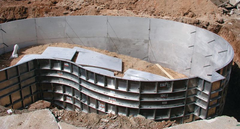Aluminum radius pool forms set in a curving wall on a jobsite