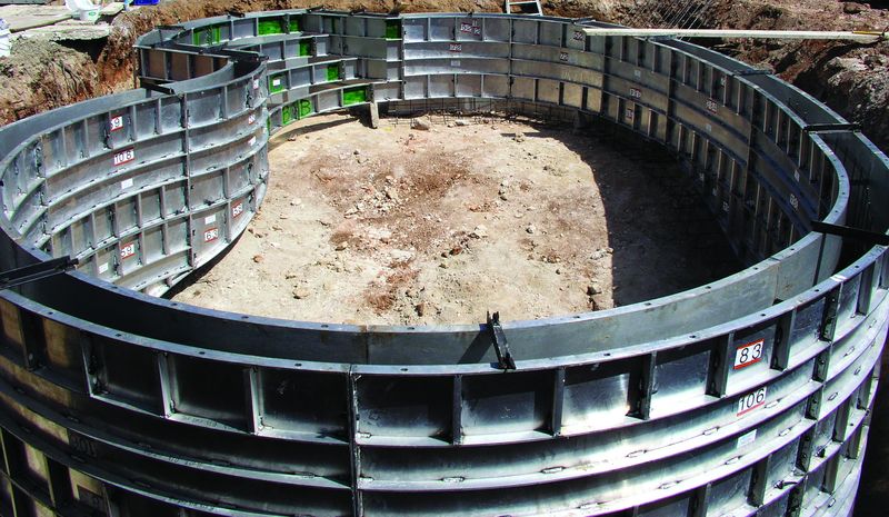 Swim-crete aluminum radius forms set in a curving freeform pool shape