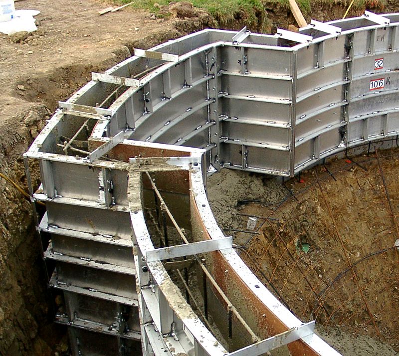 Radius swimout forms seen from above, braced in the excavation